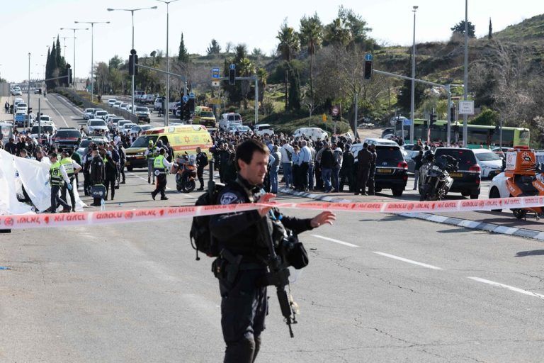 Der Tatort eines Anschlags in Jerusalem am Freitag wurde großräumig gesichert.AFP