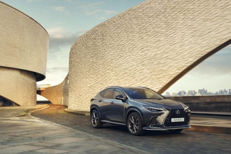 Die Ende 2021 von Lexus in Österreich eingeführte zweite Generation des NX erhält bereits zum Frühjahr ein kleines Update. Künftig sollen in allen Modellen der SUV-Reihe Nano-Ionen Gerüche neutralisieren. Außerdem verspricht das schlüssellose Zugangssystem mit neuer Ultra-Wideband-Technologie besseren Manipulationsschutz. Der digitale Innenspiegel dimmt künftig automatisch, Änderungen in der Mittelkonsole sollen die Bedienbarkeit verbessern. Für mehr Sicherheit soll eine besser sichtbare Bremsleuchte sorgen.