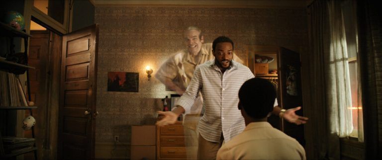 Die Familie kann gut damit leben, dass Geist Ernest (David Harbour) in ihrem neuen Heim herumspukt.  Netflix