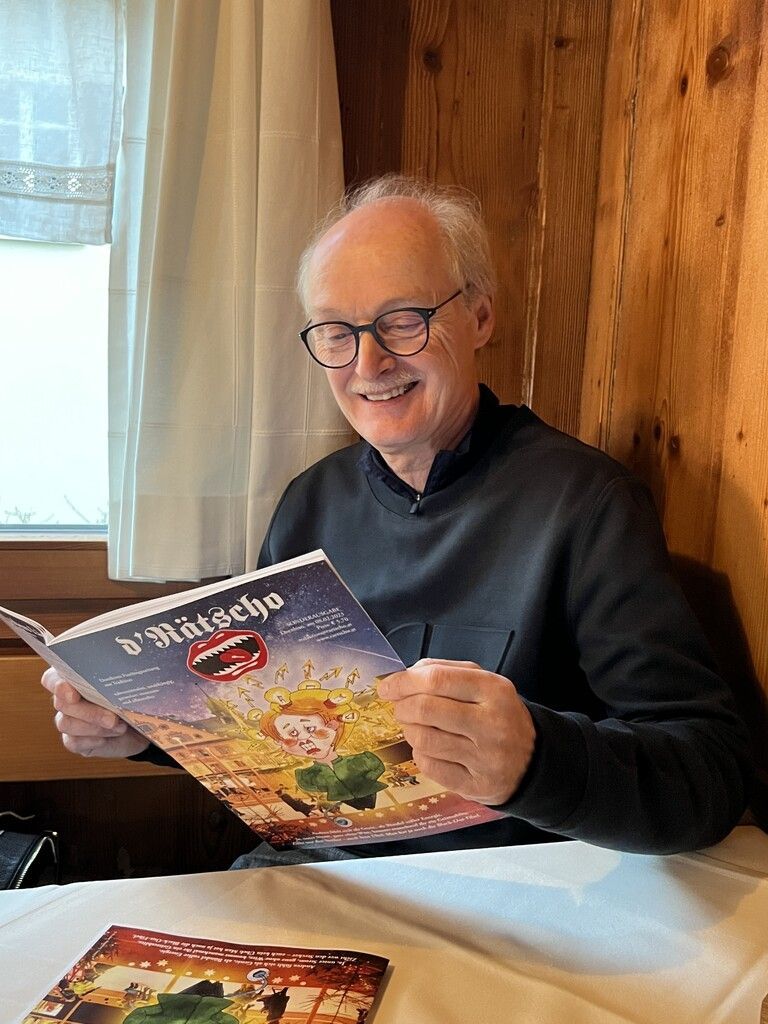Dieter Gunz hatte beim Durchblättern seinen Spaß.