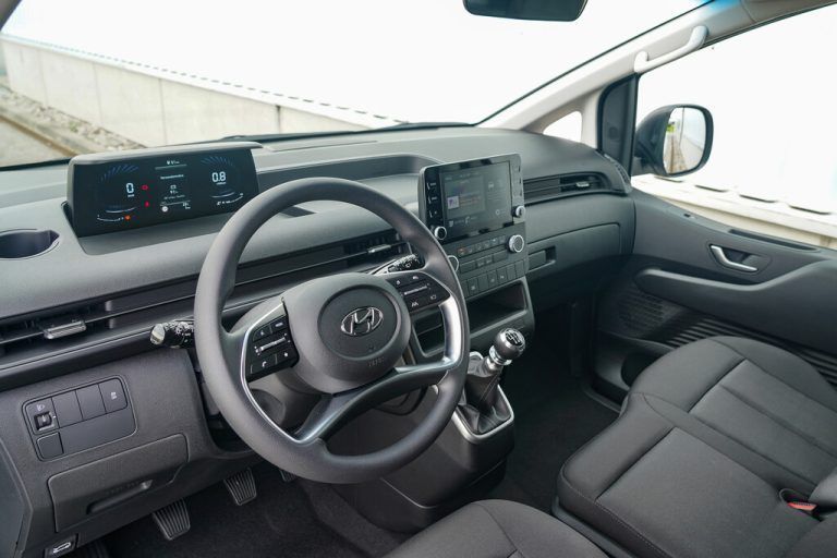 Ebenfalls voll digital, doch etwas sparsamer eingerichtet ist das Cockpit des Staria in der Nützlingsversion.