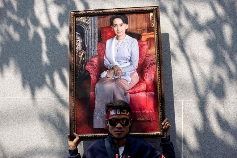 Ein Demonstrant hält ein Bild der inhaftierten entmachteten De-facto-Regierungschefin von Myanmar, Aung San Suu Kyi in Bangkok. AFP