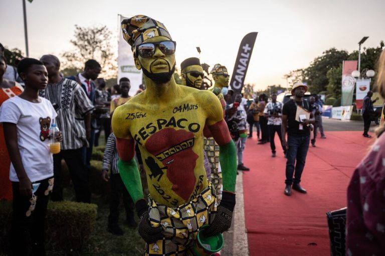 Ein Mann mit Körperbemalung bei der Eröffnung des 28. Panafrikanischen Film- und Fernsehfestivals in Ouagadougou. AFP
