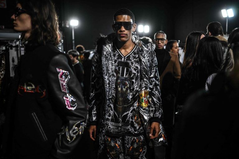 Ein Model posiert vor der Präsentation der aktuellen Damenkollektion von Philipp Plein während der Fashion Week in Mailand. AFP