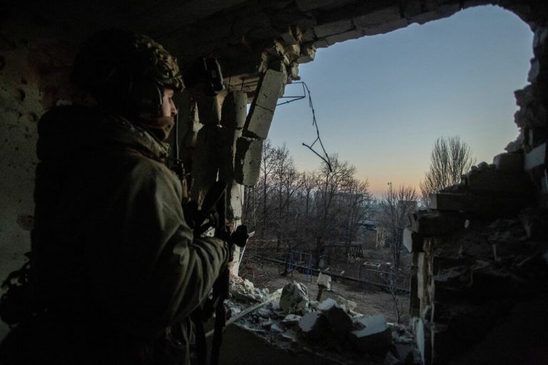 Ein ukrainischer Soldat steht in der stark umkämpften Stadt Bachmut in der Region Donezk im Osten der Ukraine Wache. Reuters