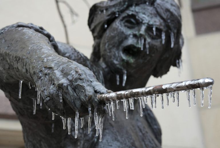 Ein Wintersturm in Austin, Texas, hat Spuren an der Statue von Nationalheldin Angelina Eberly hinterlassen. AP