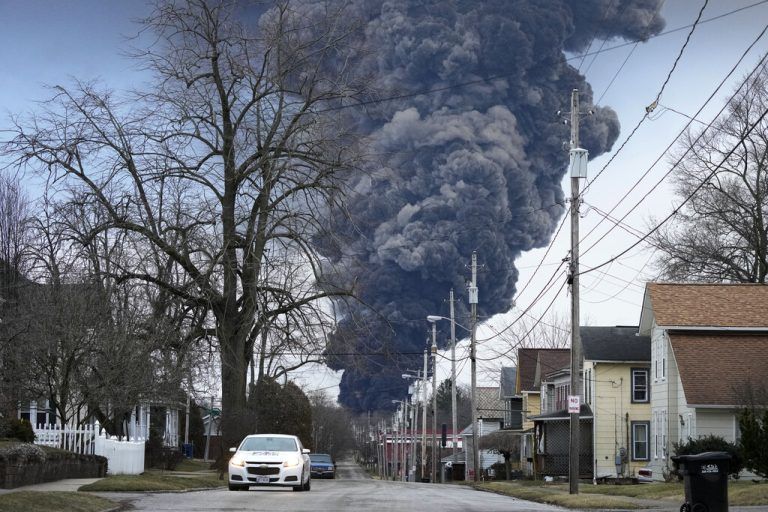 Einige der mit Chemikalien beladenen Waggons sind in Flammen aufgegangen. AP