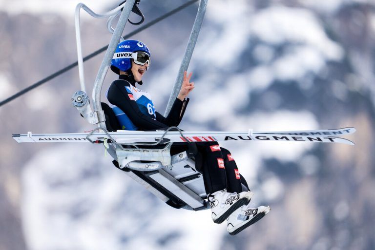 Eva Pinkelnig am ersten Trainingstag in Planica auf dem Weg nach oben.apa
