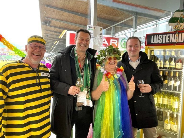 Feierlaune im Glashaus! Michael Hack, Stefan Muxel, Alice Hack und Patrick Schuchter.
