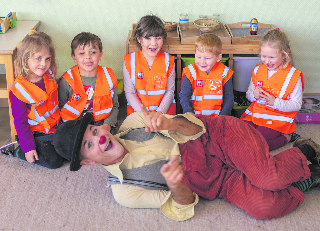 Spaß mit Clown Pompo im Kindergarten
