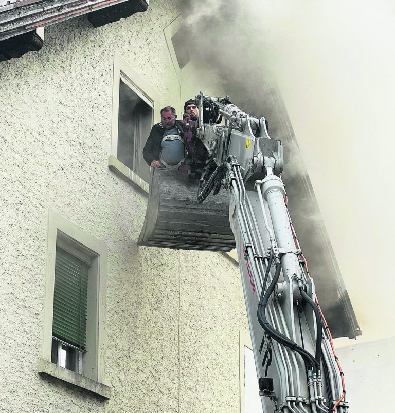 Lebensretter kam mit Baggerschaufel