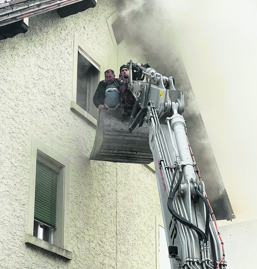 Lebensretter kam mit Baggerschaufel