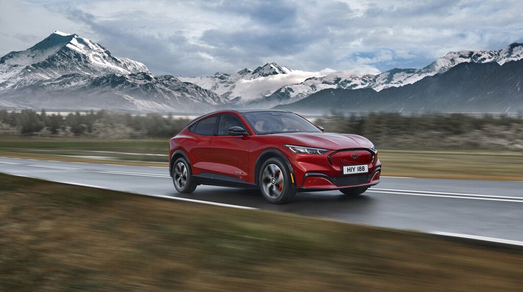 Autonews der Woche Mustang Mach-E mit Batteriealternative / Weiterhin lange Wartezeiten auf E-Autos /Hybridantrieb für den Peugeot 3008 und 5008