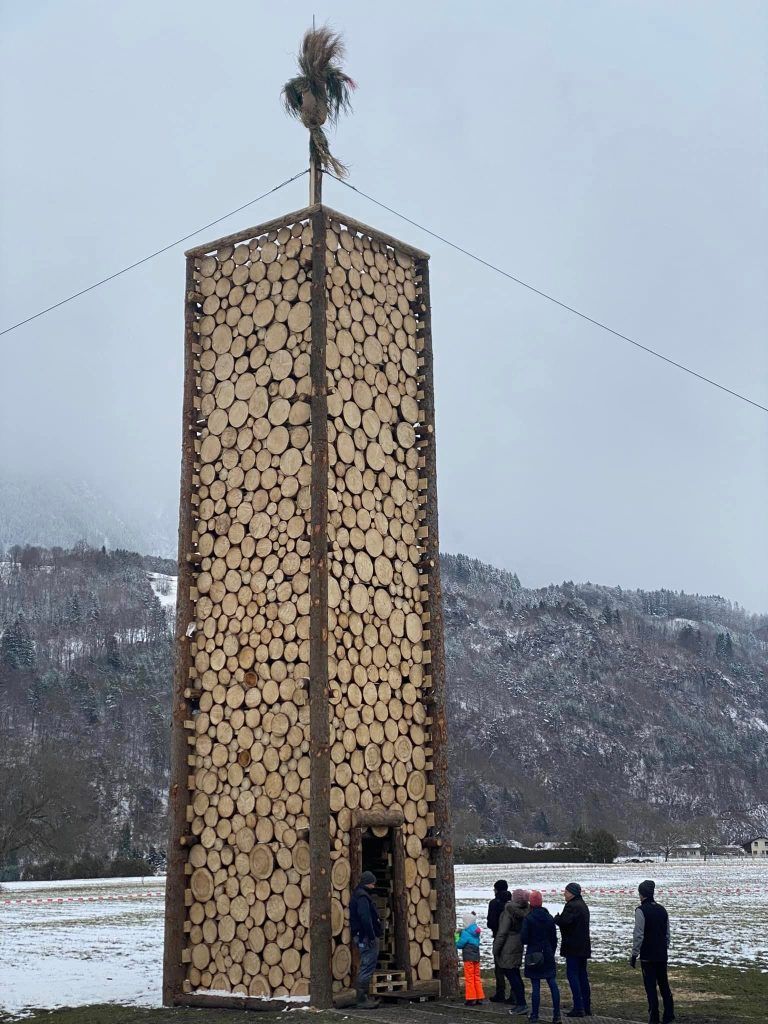 In Bludenz gibt es seit rund 20 Jahren keine Funkenhexe mehr. Hier wird eine gesichtslose Strohpuppe auf dem Funken platziert.<span class="copyright">Funkenzunft Bludenz</span>