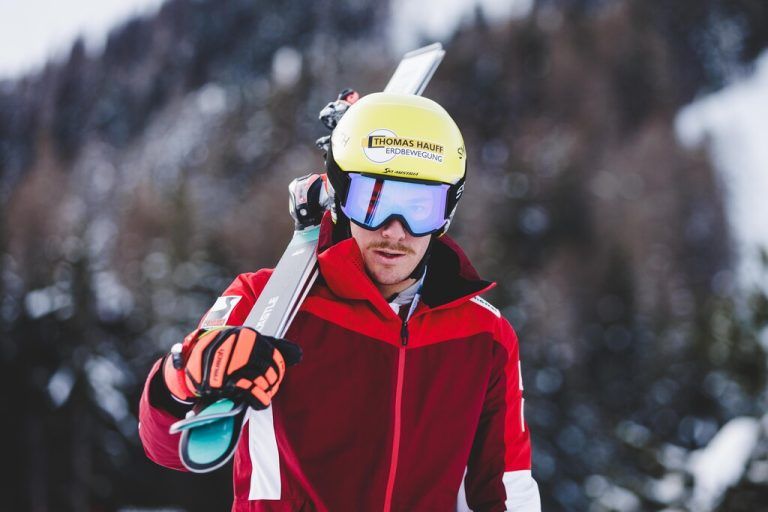 Gerüstet für das Weltcupdoppel der Skicrosser: Mathias Graf (Bild) . . .