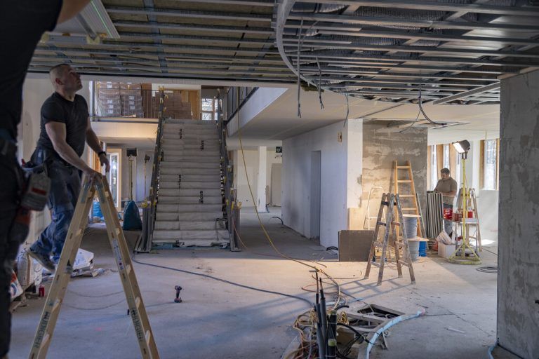 Handwerk 50 Vorarlberger Unternehmen arbeiten an der Erneuerung des Hauses.