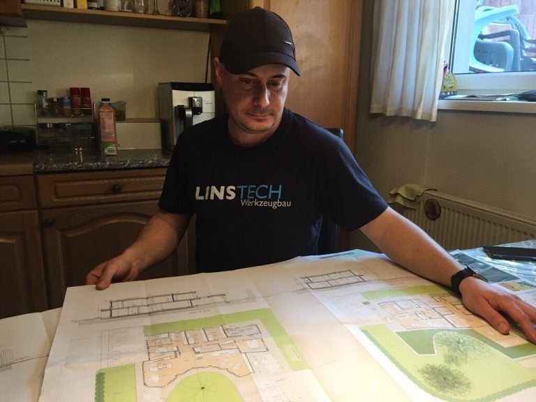 Harry Aigner aus Meiningen muss die Pläne für sein Traumhaus begraben.mig
