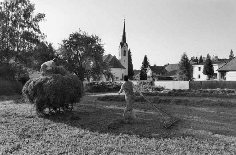 Heuernte auf einer Wiese gleich hinter der Kirche.