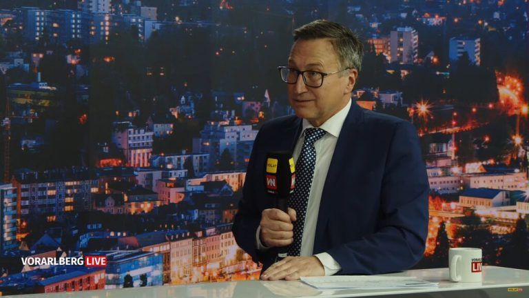 illwerke-vkw-Vorstand Helmut Mennel erklärt den neuen Preis.VN
