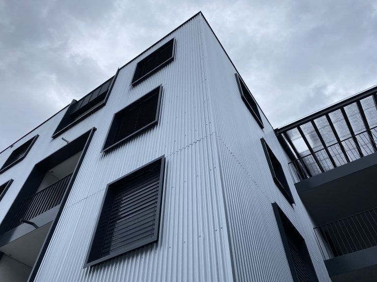 Die Häuser haben eine Blechfassade. <span class="copyright">VN/JUN</span>