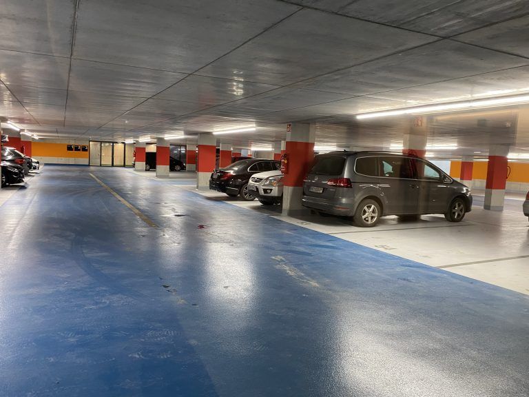 Blick in die Tiefgarage, die 70 Stellplätze und 4 Ladestationen hat. <span class="copyright">VN/JUN</span>