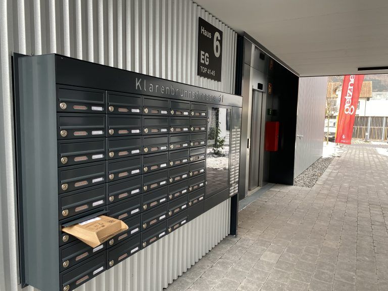 Der Eingangsbereich mit den vielen Briefkästen. <span class="copyright">VN/JUN</span>
