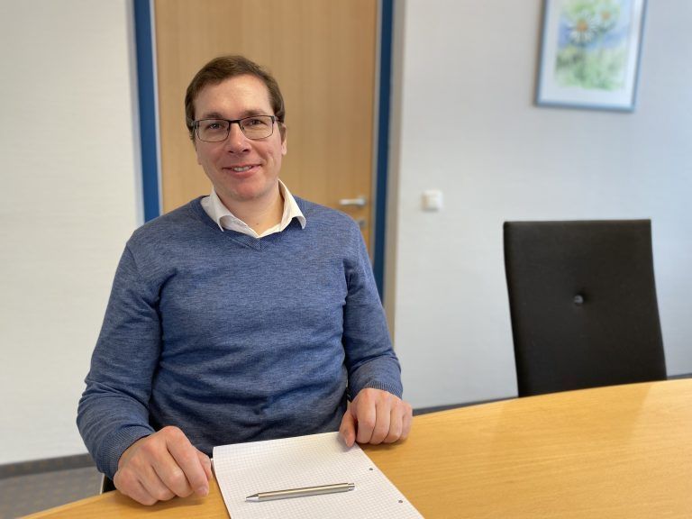 Bürgermeister Florian Küng spricht über die Herausforderungen seiner Gemeinde. <span class="copyright">VN/JUN</span>
