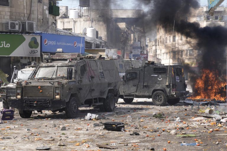 In der palästinensischen Stadt Nablus eskalierte am Mittwoch ein israelischer Militäreinsatz. Reaktionen folgten.AP/Majdi Mohammed
