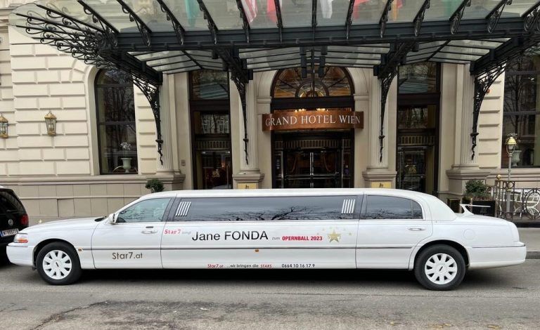 In die Stretch-Limousine sei Jane Fonda als Klimaaktivistin nicht eingestiegen. Sie bevorzugte Lugners BMW. Lugner City, Reuters