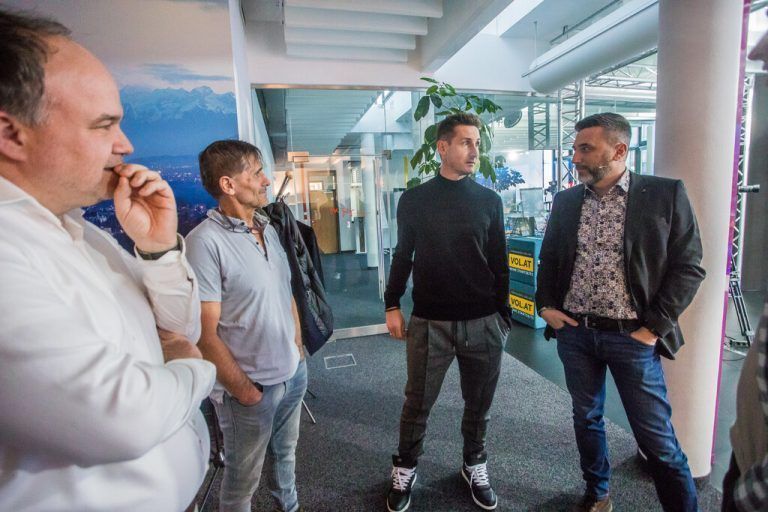 In Empfang genommen wurde Miroslav Klose von VN-Chefredakteur Gerold Riedmann, im Bild links mit Christian Adam und Pascal Pletsch.