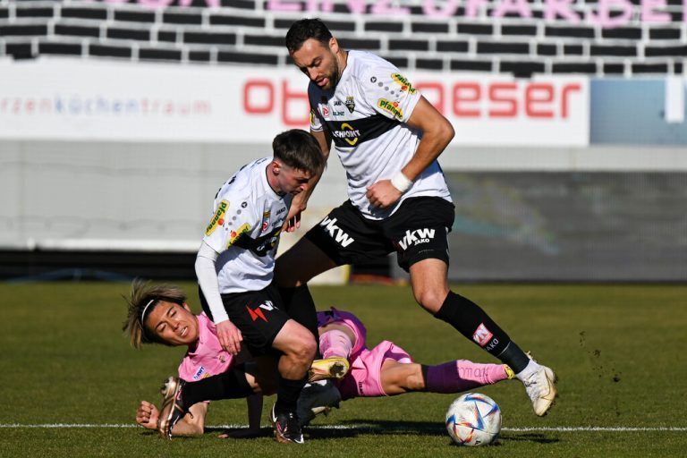 Jurica Jurcec (v.) und Atdhe Nuhiu im Duell mit LASK-Akteur Nakamura.gepa