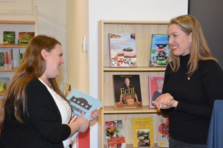 Büchereileiterin Karin Müller und Erin Robertson.