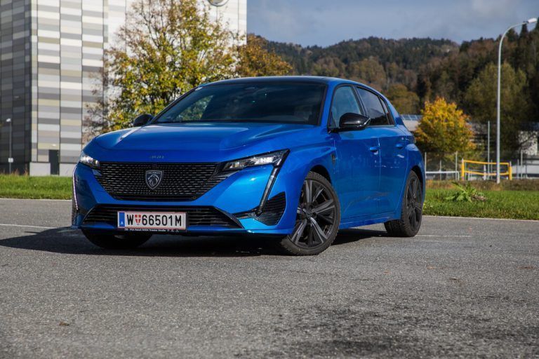 Kraftvoller Auftritt: Der neue Kompaktklassetyp von Peugeot bittet zum Rendezvous mit dem lebendigen Autogefühl. vn/steurer