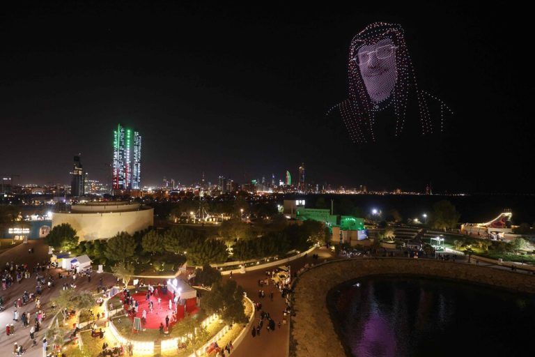 Kuwait feiert den 32. Jahrestag des Endes des Golfkriegs mit einem Drohnenabbild von Kronprinz al-Ahmad al-Jaber al-Sabah. AFP