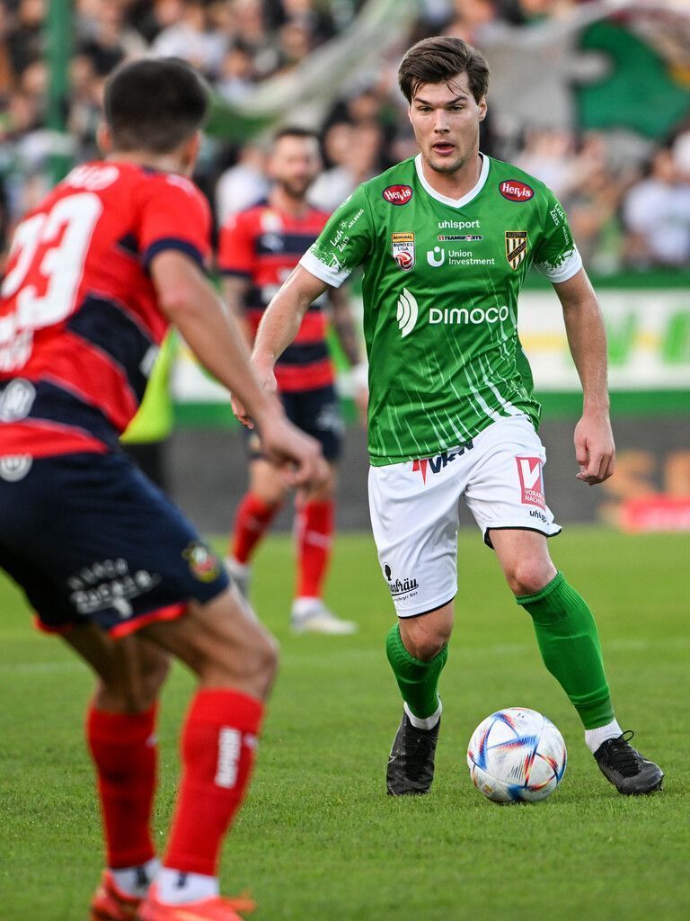 LUSTENAU,AUSTRIA,29.OCT.22 - SOCCER - ADMIRAL Bundesliga, SC Austria Lustenau vs SK Rapid Wien. Image shows Jonas Auer (Rapid) and Stefano Surdanovic (A.Lustenau). Photo: GEPA pictures/ Oliver Lerch