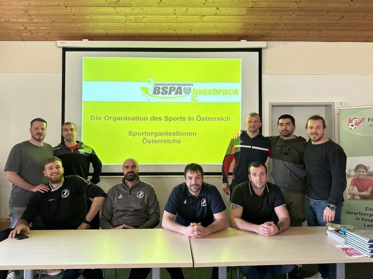 Marko Tanaskovic beim B-Lizenz-Trainerkurs in Bregenz mit Julian Rauch, Florian Mohr, Thomas Weber, Goran Aleksic, Petar Roganovic, Aliaksei Kishou, Dragoljub Perovic und Lukas Frühstück (v. l.). Privat