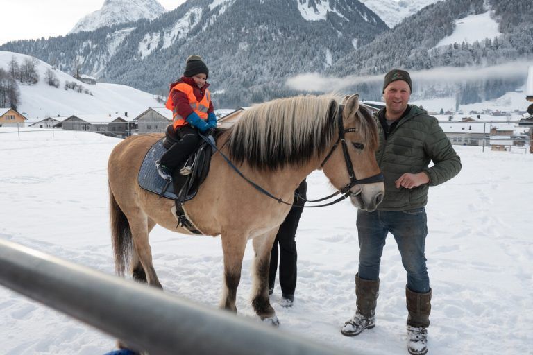 Michael führte die kleinen Reiter auf die Koppel.