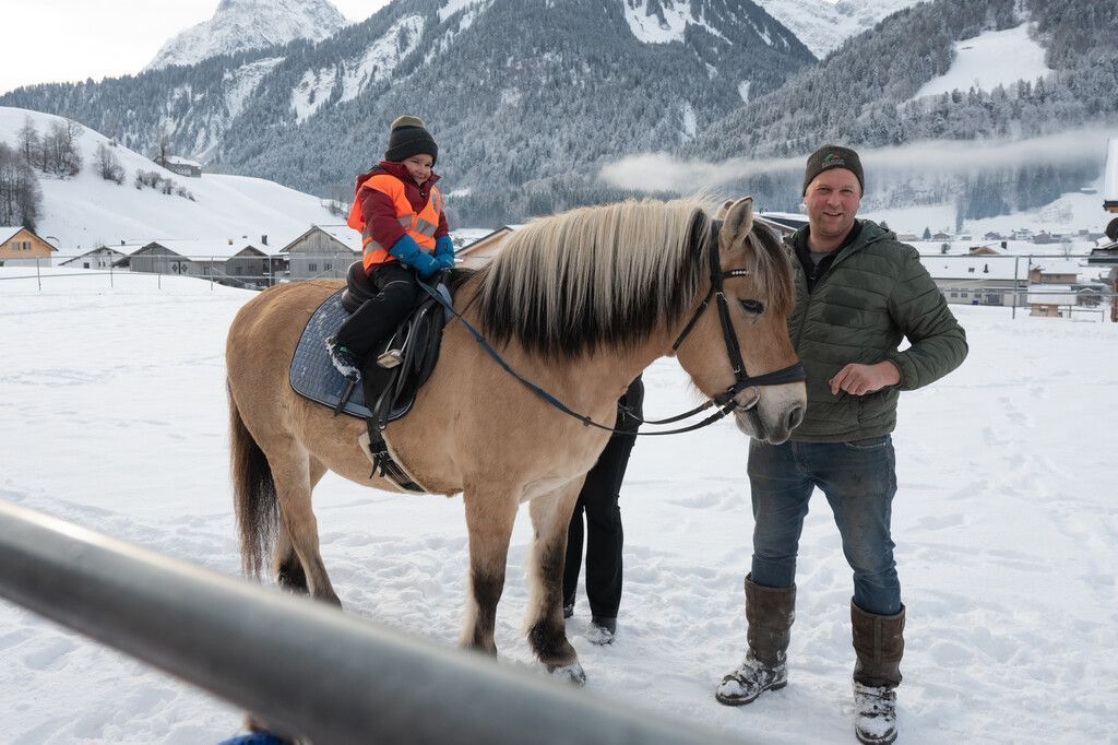 Zwergengruppe hoch zu Ross