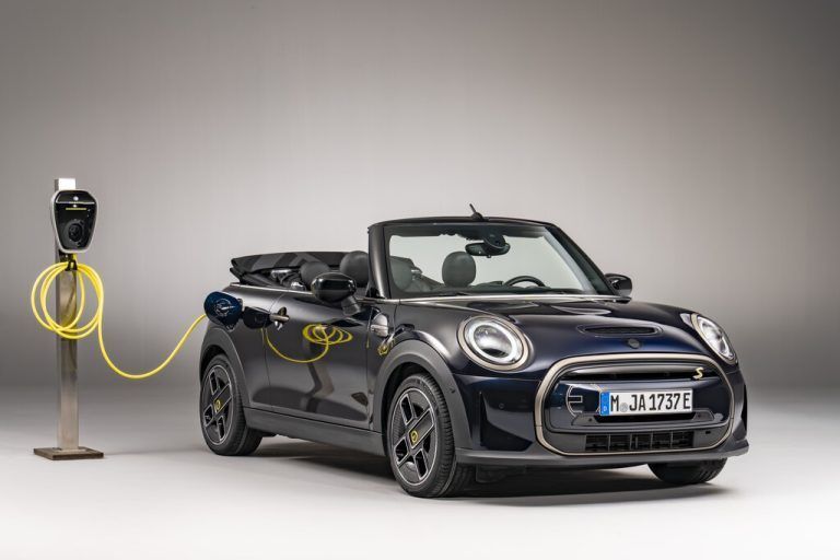 Mini wird sein 2022 als Einzelstück vorgestelltes Elektrocabriolet nun in einer Kleinserie bauen. Von der Cooper SE Cabrio getauften Variante sollen 999 Exemplare entstehen. Wie bereits die geschlossene E-Version bietet auch der offene 2+2-Sitzer einen 135 kW/184 PS starken E-Antrieb. 0 auf 100 in 7,3 Sekunden, 150 km/H Spitze. Die 32,6 kWh große Batterie erlaubt bis zu 200 Kilometer Reichweite.
