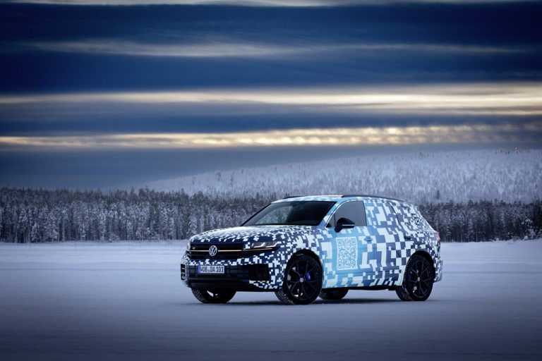 Mit neuem Licht und modifiziertem Fahrwerk geht der VW Touareg im Sommer in seine zweite Lebenshälfte. Das Oberklasse-SUV erhält hoch auflösende LED-Matrixscheinwerfer, deren insgesamt 18.400 einzeln steuerbare Lichtpixel für eine bessere Ausleuchtung der Straße sorgen sollen. Am Heck des Wolfsburger Flaggschiffs findet sich erstmals bei einem europäischen VW-Modell ein beleuchtetes Markenlogo.