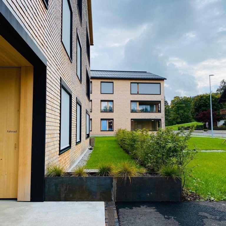 Morscher Bauprojekte und die Wohnbauselbsthilfe Bregenz haben in Krumbach ein Wohnquartier mit vier Passivhaus-Gebäuden und 43 Wohnungen realisiert.Morscher Bauprojekte, David Welsch
