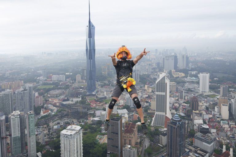 Nichts für schwache Nerven: Sogenannte Base Jumper sprangen vom 421 Meter hohen Kuala Lumpur Tower in der Hauptstadt Malaysias. AP