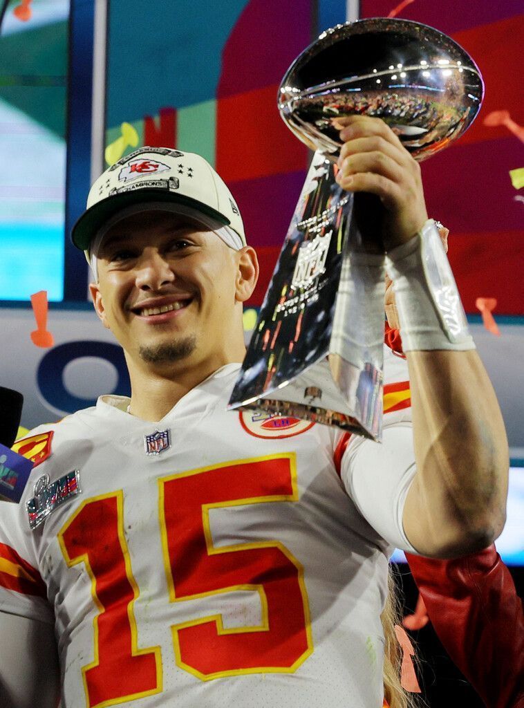 Patrick Mahomes zeigt voller Stolz die Vince Lombardi Trophy für das Siegerteam.