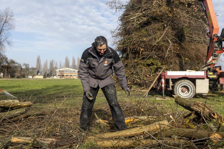Die Fußacher Funkenbauer sind seit Dienstagnachmittag im Einsatz.