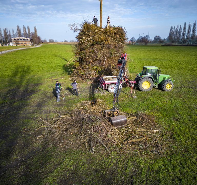 Armin Türtscher schätzt, dass für den Funken rund 100 Tonnen Material verbaut werden. Zum Abschluss wird er rundherum mit der Motorsäge frisiert.