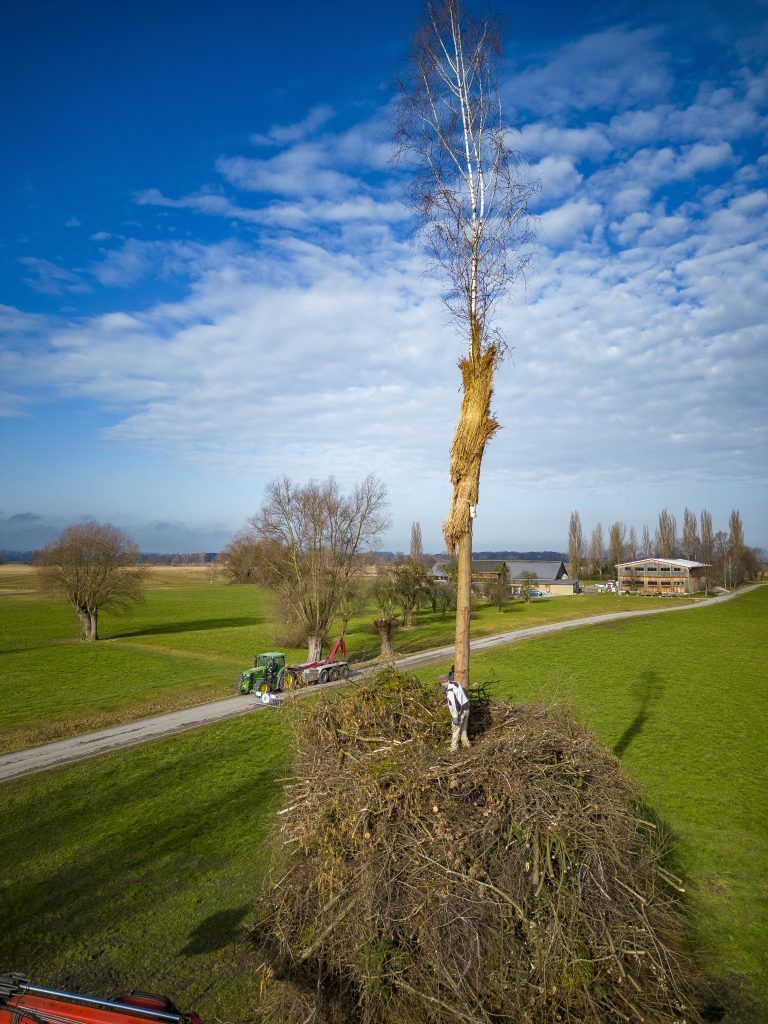 Noch fehlen ein paar Meter. Durch das Eigengewicht kann es vorkommen, dass der Funken über Nacht um bis zu 1,5 Meter absinkt.