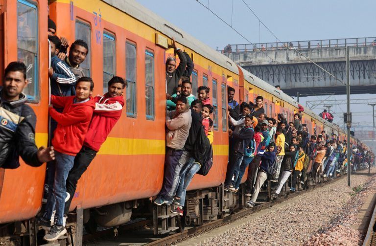 Pendler sind in einem überfüllten Zug in Ghaziabad am Stadtrand von Neu-Delhi, Indien, unterwegs. Reuters