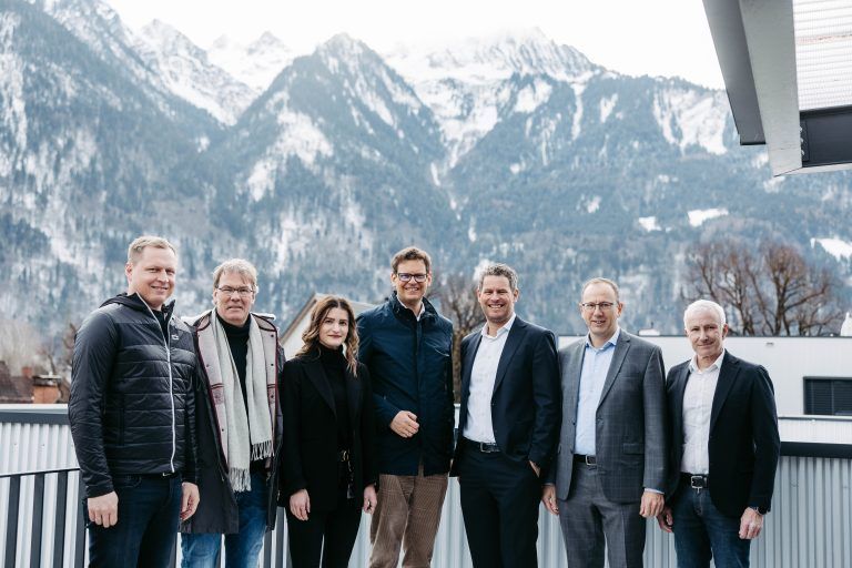 Einblicke in die Wohnungen und Informationen zur Infrastruktur der Betriebswohnanlage Klarenbrunn gab Getzner beim Tag der offenen Tür am 1. Februar. (v.l. Manfred Berchtold, Baumanagement bei gbd, Markus Mitiska, Architekt bei Architekturbüro Mitiska Wäger, Selina Lang, Textilingenieurin bei Getzner Textil, Roland Comploj, CEO von Getzner Textil, Markus Comploj, CEO von Getzner, Mutter &amp; Cie., Matthias Walter, Personalleitung von Getzner Textil, und Jürgen Rainalter, CEO von Getzner Werkstoffe). <span class="copyright">Frederick Sams</span>