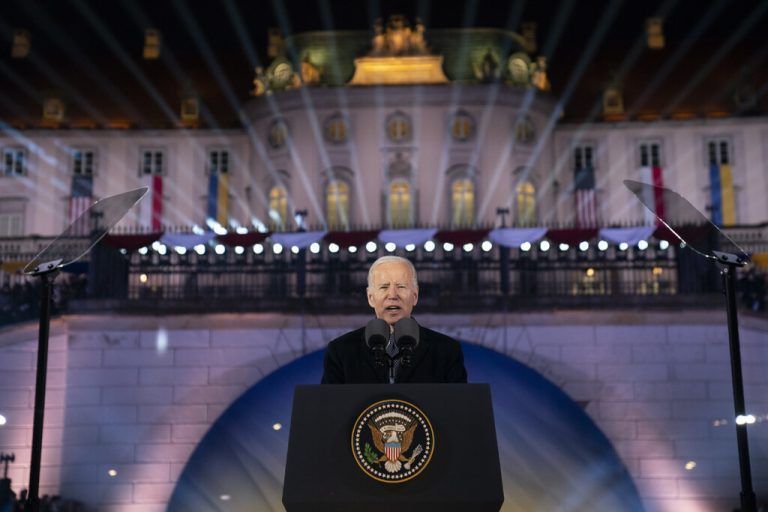 Präsident Biden bei seiner Rede in Warschau anlässlich des bevorstehenden ersten Jahrestags des Kriegsbeginns in der Ukraine.   AP Photo/ Evan Vucci