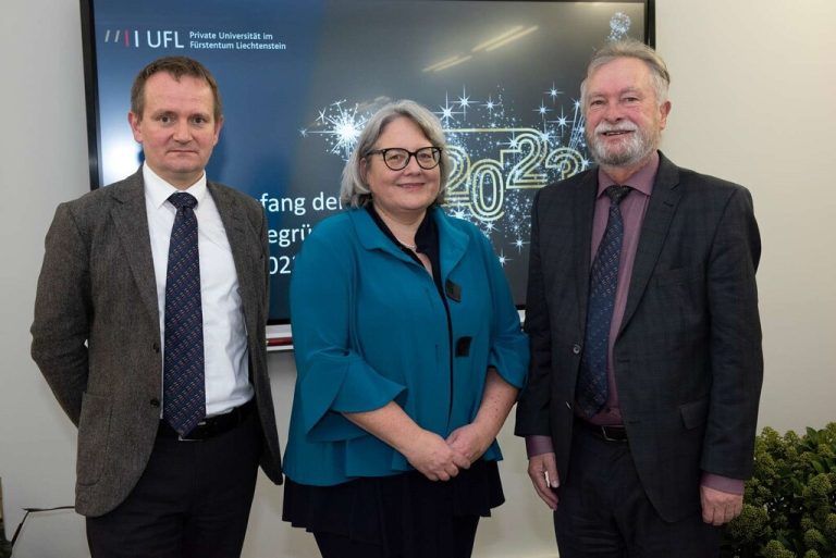 Professor Christoph Säly und Heinz Drexel sowie UFL-Rektorin Barbara Gant. UFL